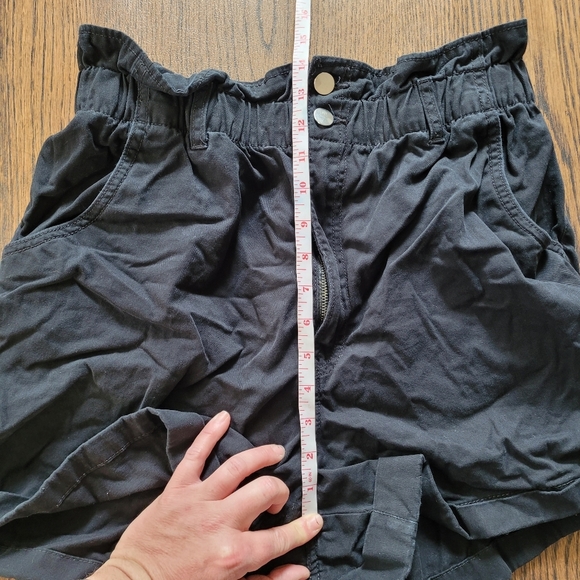 H&M Black Paperbag Cuffed Thigh High Waisted Shorts Size Women's 12 - Picture 6 of 9